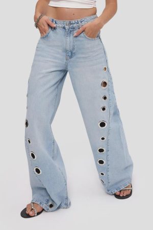 Women’s Light Wash Grommet Jeans
